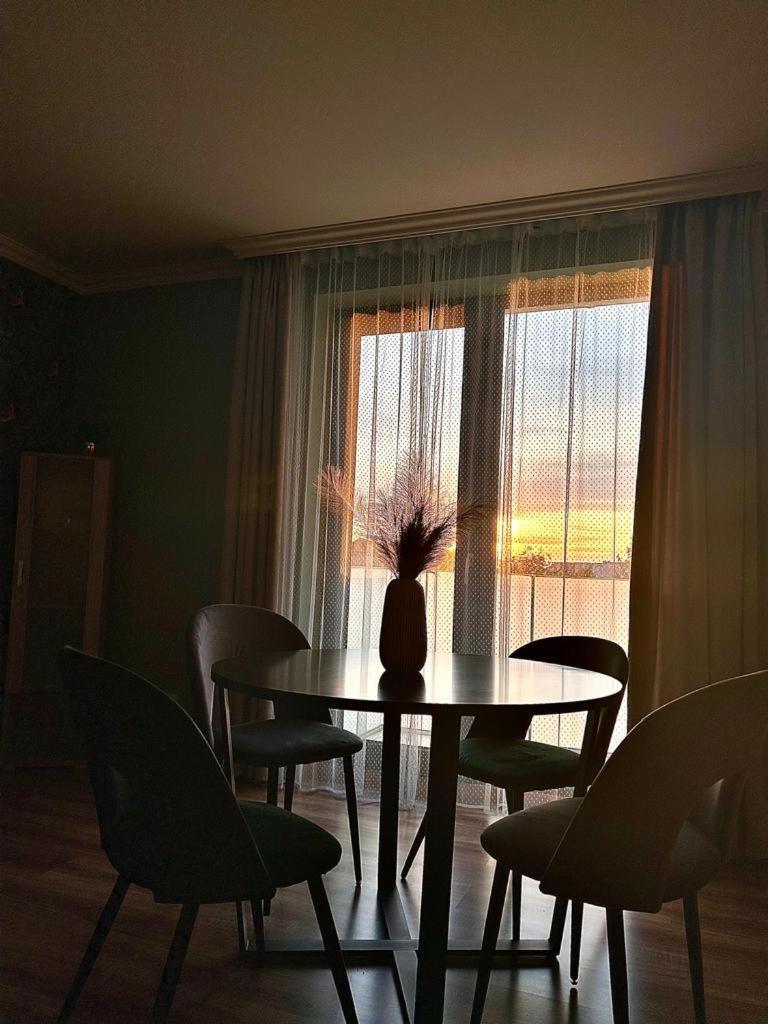 Becca'S Downtown Apartment With Private Parking Орадя Екстер'єр фото